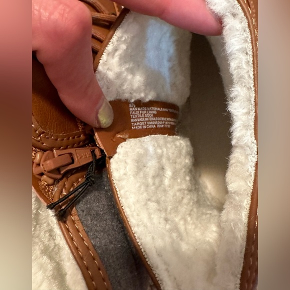 NWT Target universal thread fleece lined boots. Size 8.5 - Picture 3 of 4